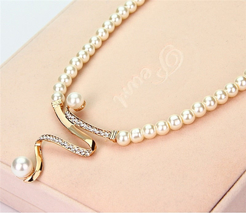 Conjunto de collar y pendientes con perlas naturales