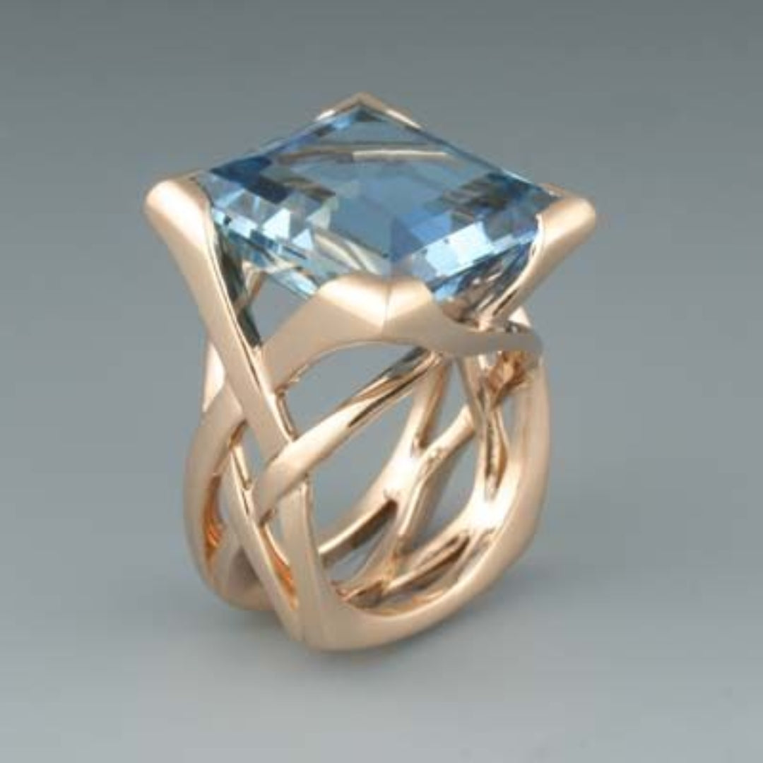Anillo vintage rosa con circonita azul