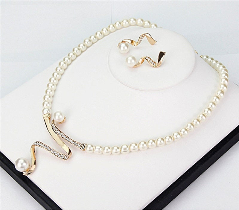Conjunto de collar y pendientes con perlas naturales