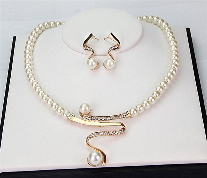 Conjunto de collar y pendientes con perlas naturales