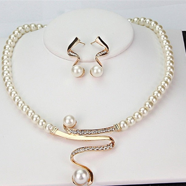Conjunto de collar y pendientes con perlas naturales
