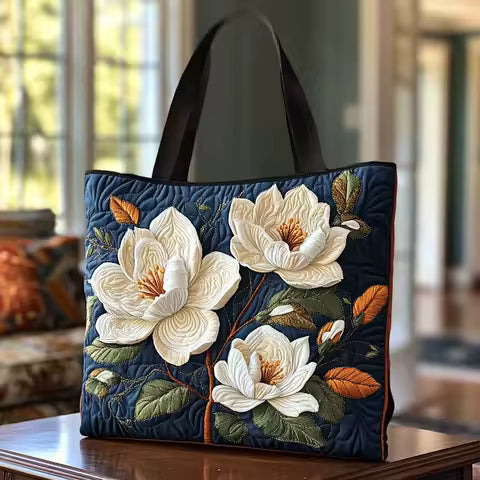Bolso acolchado hecho a mano con flores blancas